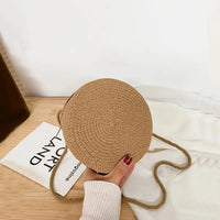 Petit sac rond en paille à bandoulière en corde