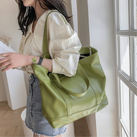 Sac cabas en simili cuir avec porte-clés intégré
