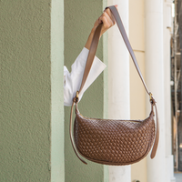Sac croissant en simili cuir à détail tressé