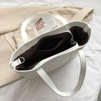 Sac cabas en simili cuir avec porte-clés intégré