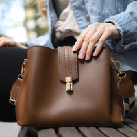 Sac bandoulière en simili cuir à fermoir métallique