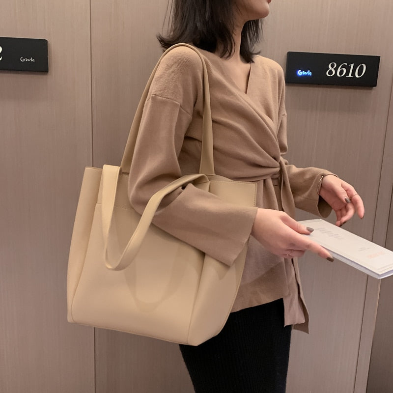 Sac cabas trapèze en simili cuir à anses