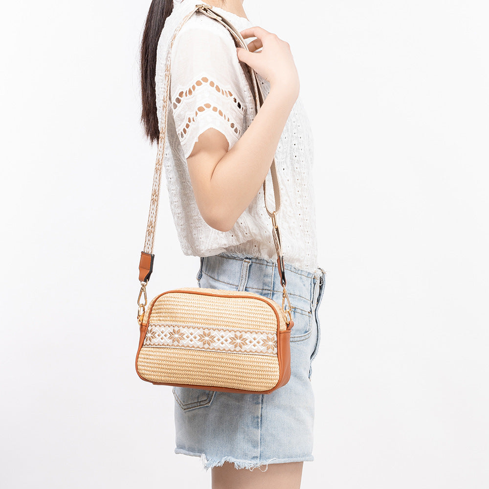 Petit sac bandoulière en paille à sangle brodée