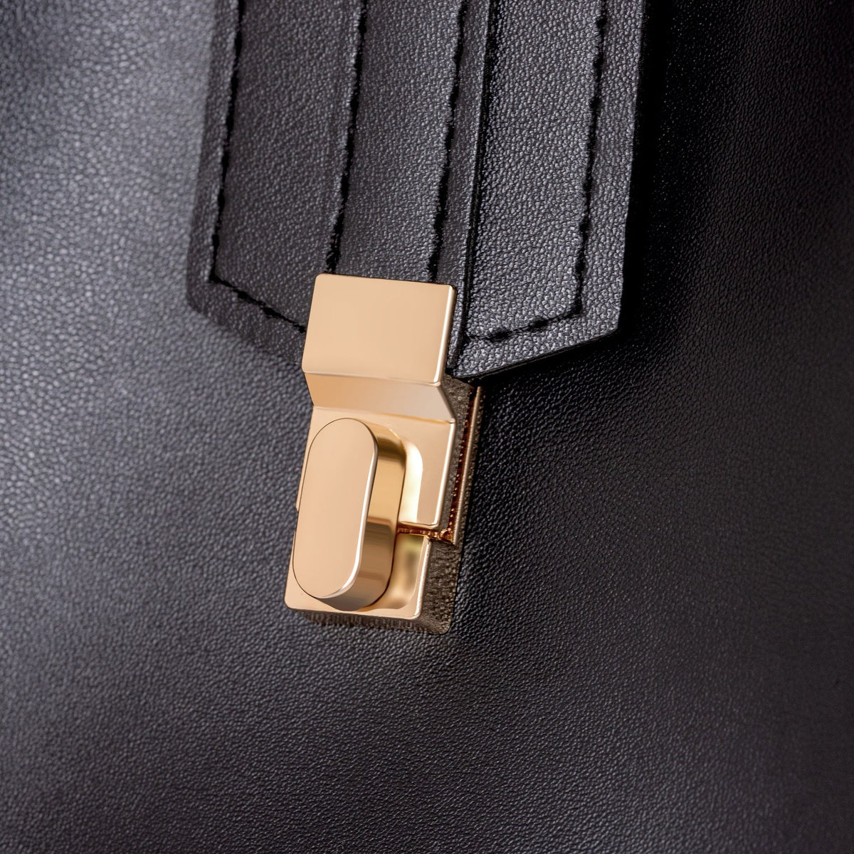 Sac bandoulière en simili cuir à fermoir métallique
