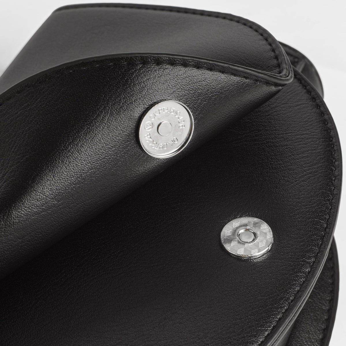 Petit sac bandoulière demi-lune en simili cuir