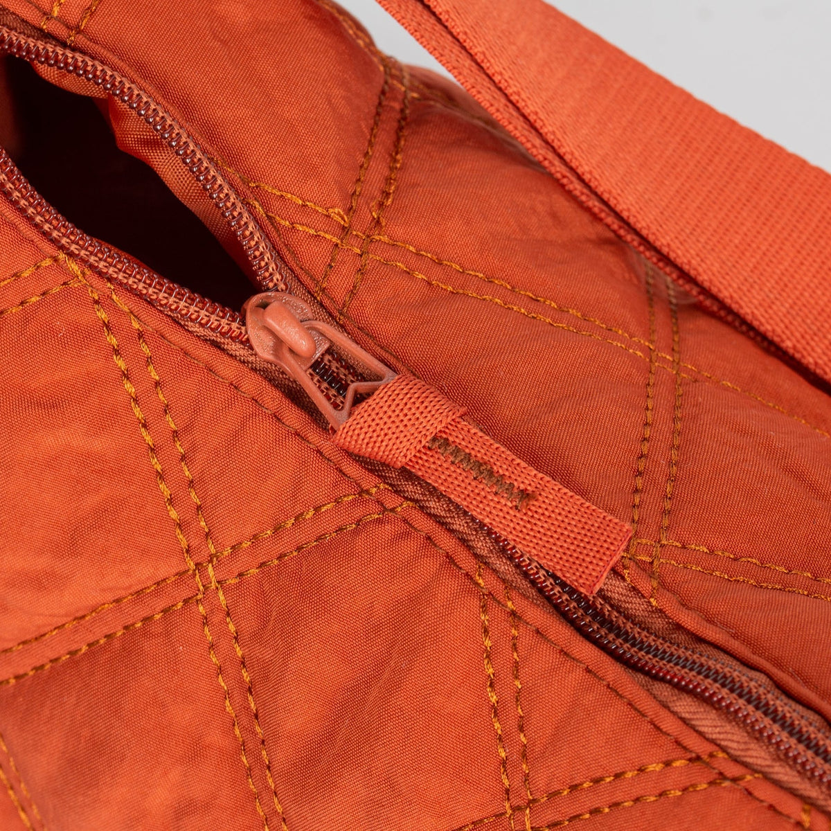 Sac bandoulière matelassé en nylon à motif losange