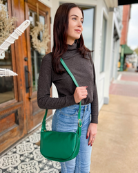 Sac demi-lune porté épaule en simili cuir lisse