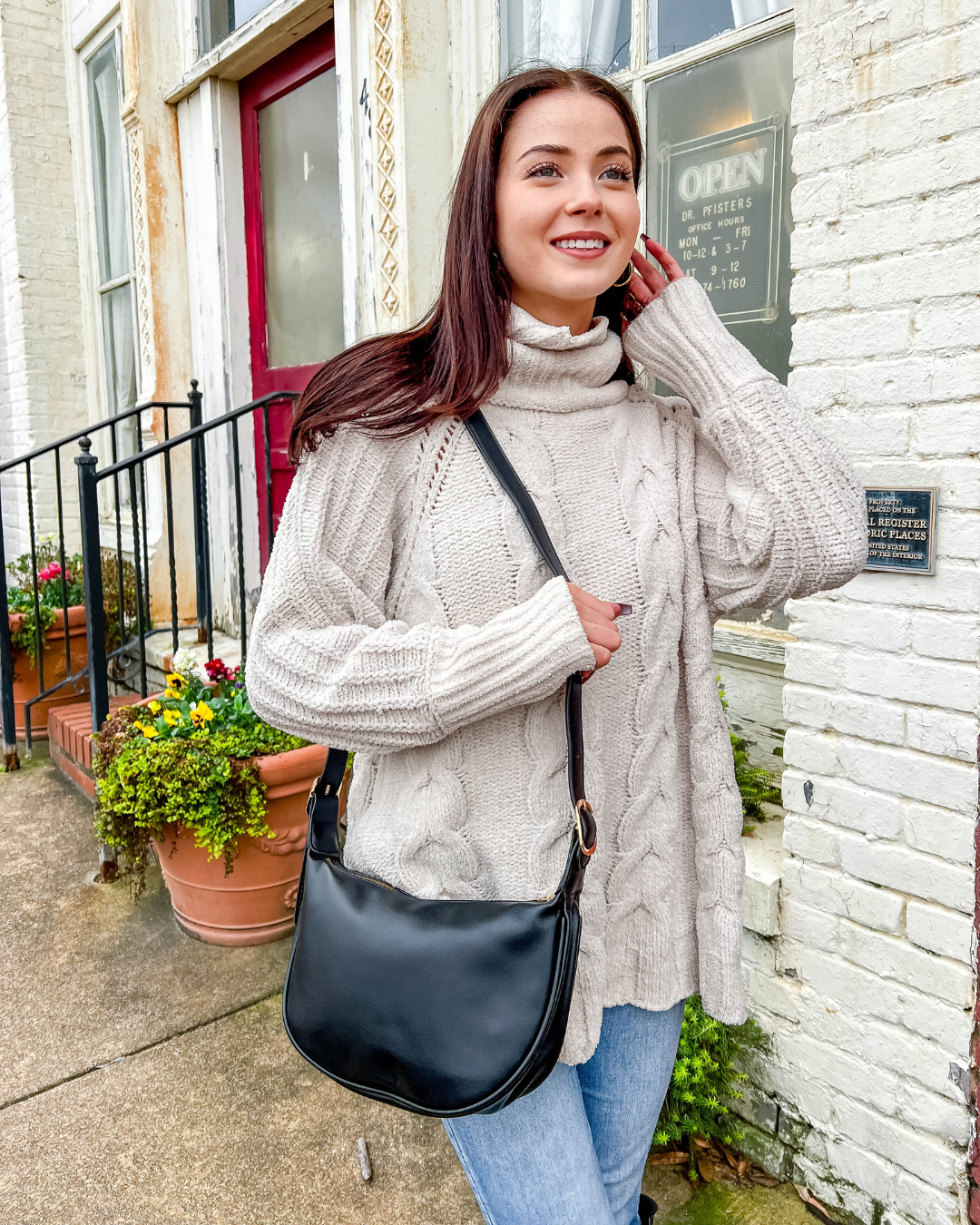 Sac demi-lune porté épaule en simili cuir lisse