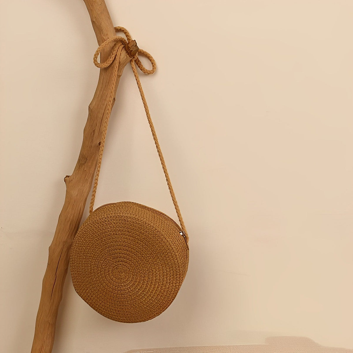 Petit sac rond en paille à bandoulière en corde