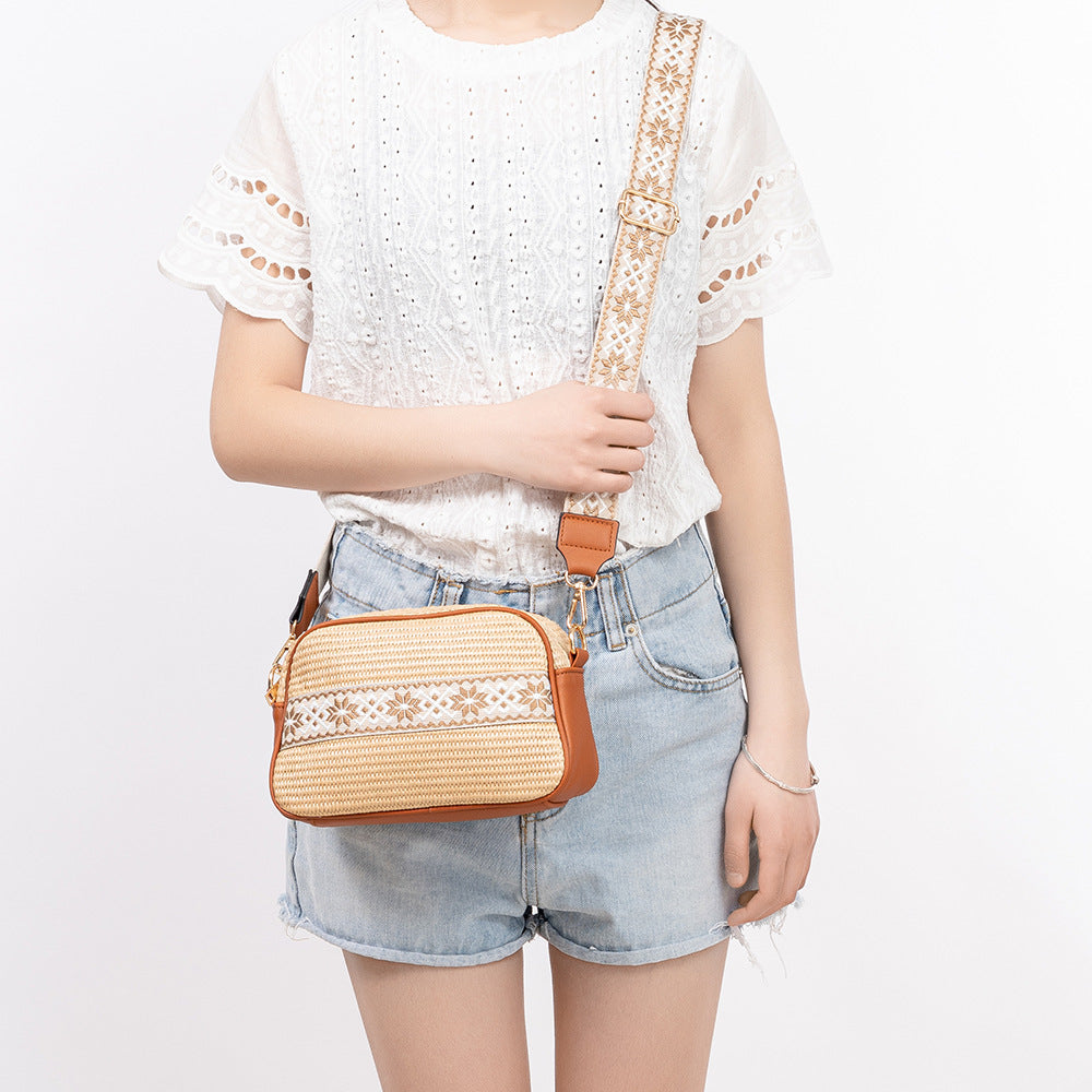 Petit sac bandoulière en paille à sangle brodée