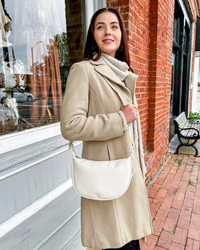 Sac demi-lune porté épaule en simili cuir lisse