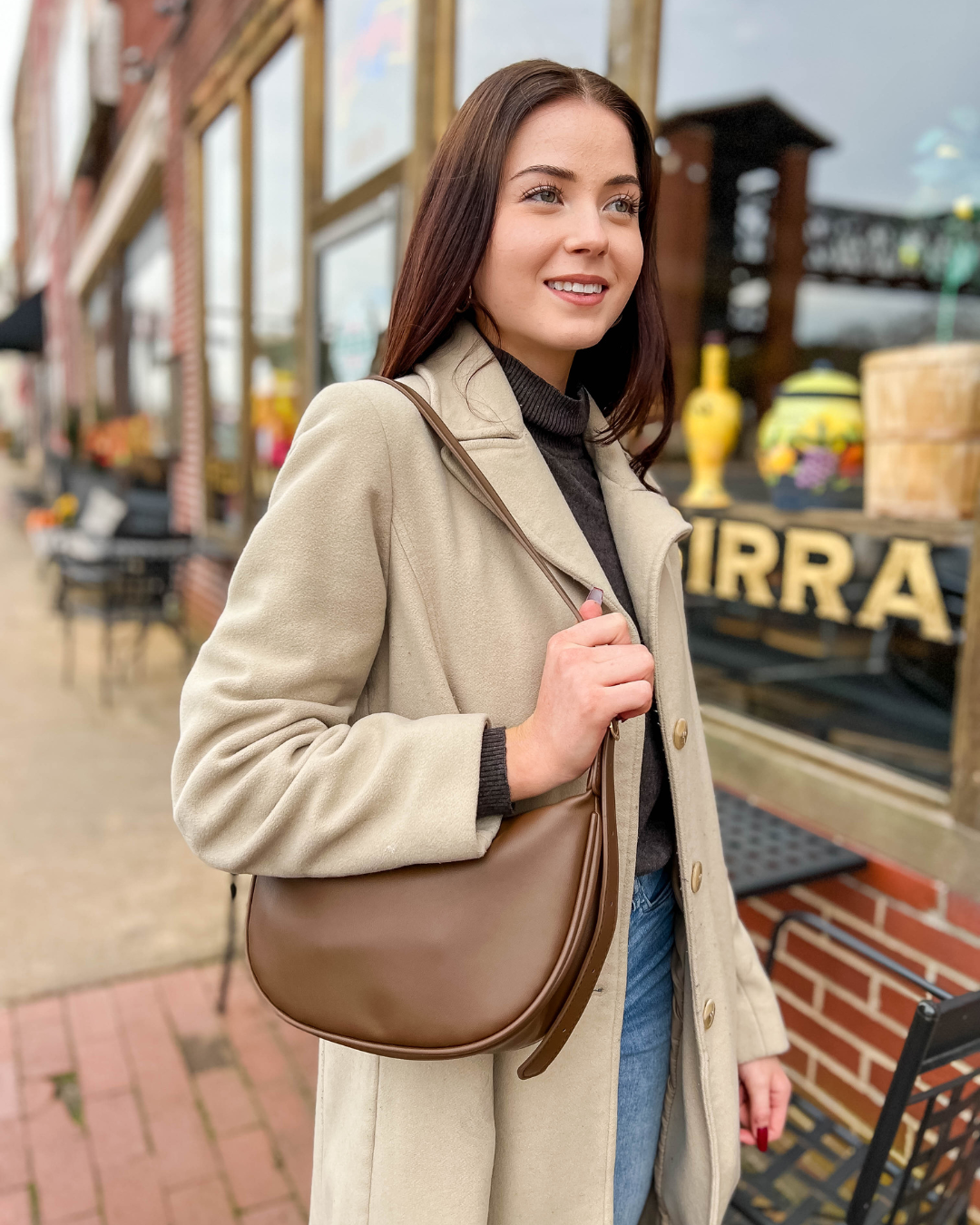 Sac demi-lune porté épaule en simili cuir lisse
