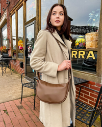 Sac demi-lune porté épaule en simili cuir lisse