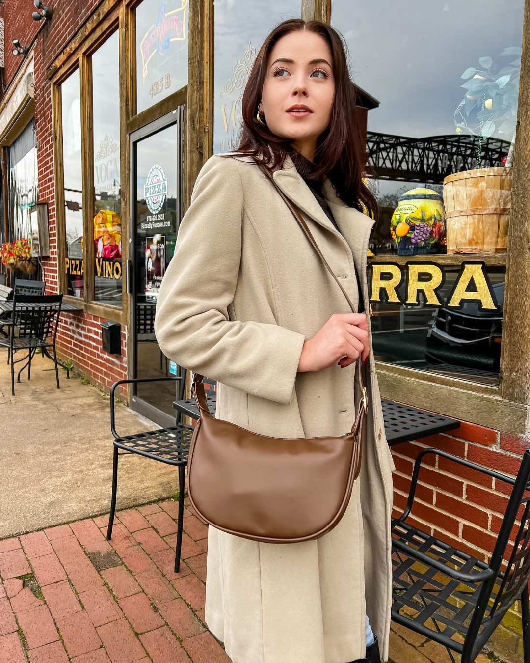 Sac demi-lune porté épaule en simili cuir lisse