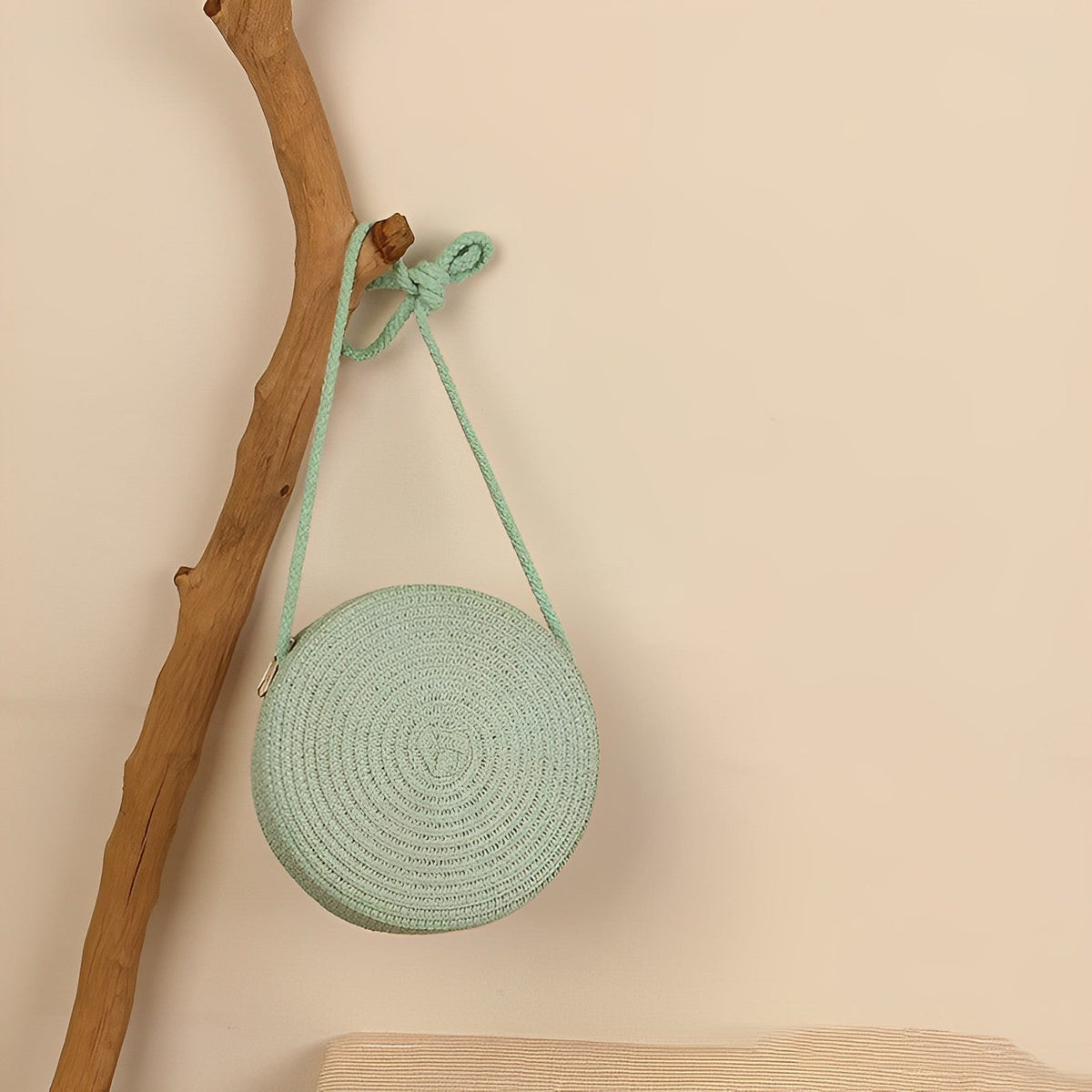 Petit sac rond en paille à bandoulière en corde
