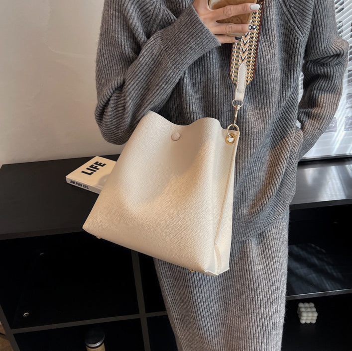 Sac seau bandoulière en simili cuir grainé