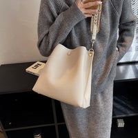 Sac seau bandoulière en simili cuir grainé