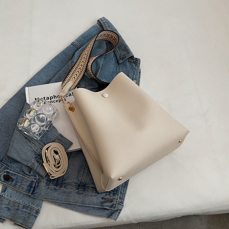 Sac seau bandoulière en simili cuir grainé