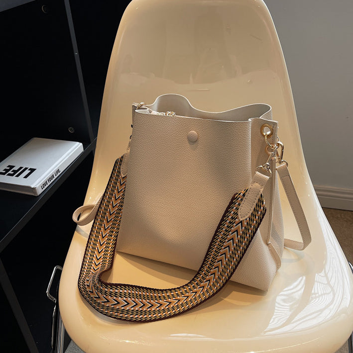Sac seau bandoulière en simili cuir grainé