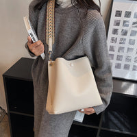 Sac seau bandoulière en simili cuir grainé