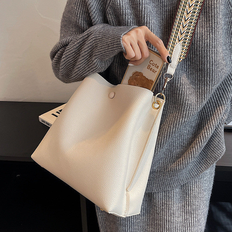 Sac seau bandoulière en simili cuir grainé
