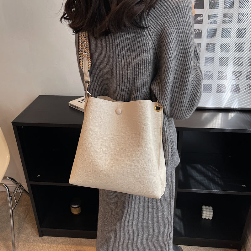 Sac seau bandoulière en simili cuir grainé