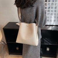 Sac seau bandoulière en simili cuir grainé