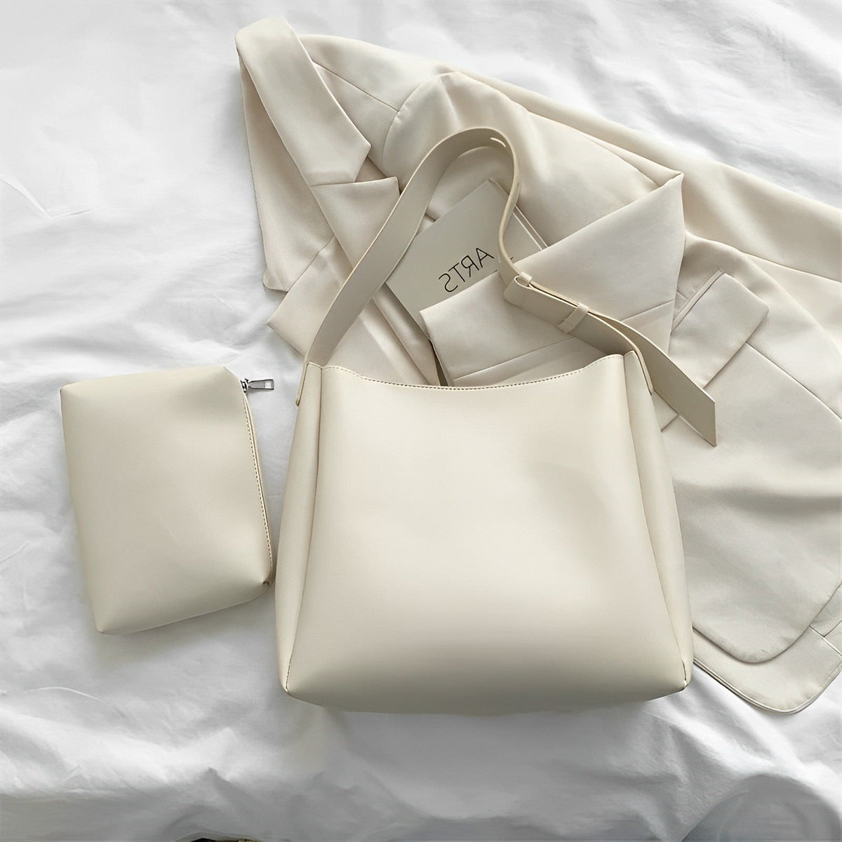 Sac hobo en simili cuir avec pochette assortie