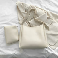 Sac hobo en simili cuir avec pochette assortie