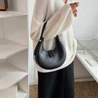 Sac demi-lune en simili cuir à bandoulière réglable