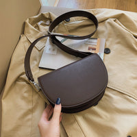 Petit sac bandoulière demi-lune en simili cuir