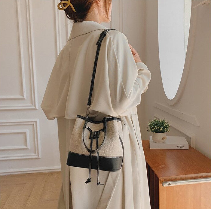 Petit sac seau en toile légère à cordon