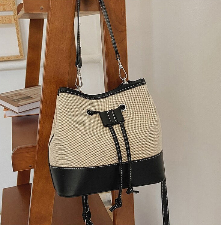 Petit sac seau en toile légère à cordon