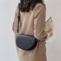 Petit sac bandoulière demi-lune en simili cuir