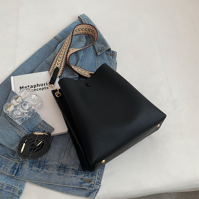 Sac seau bandoulière en simili cuir grainé