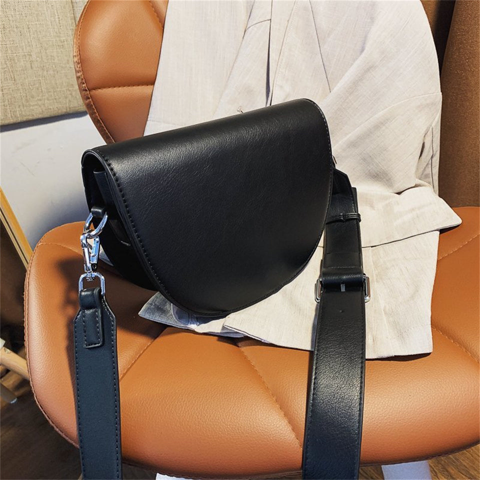 Petit sac bandoulière demi-lune en simili cuir