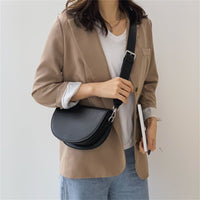 Petit sac bandoulière demi-lune en simili cuir