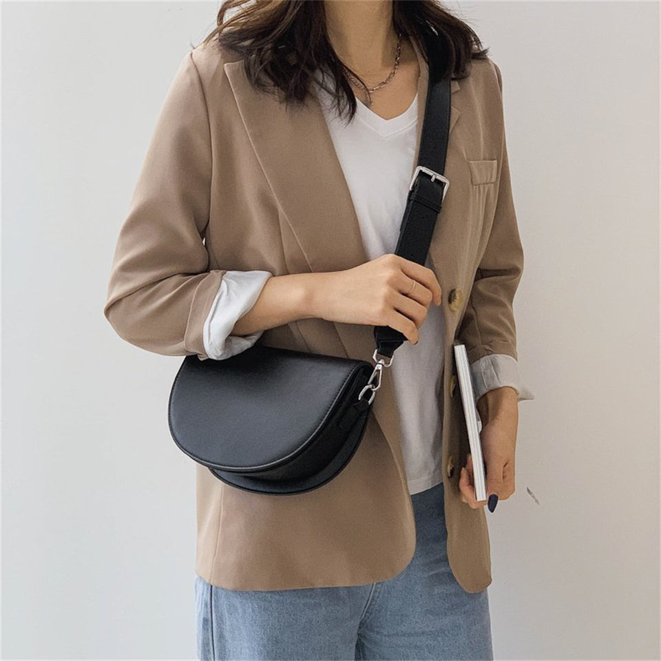 Petit sac bandoulière demi-lune en simili cuir