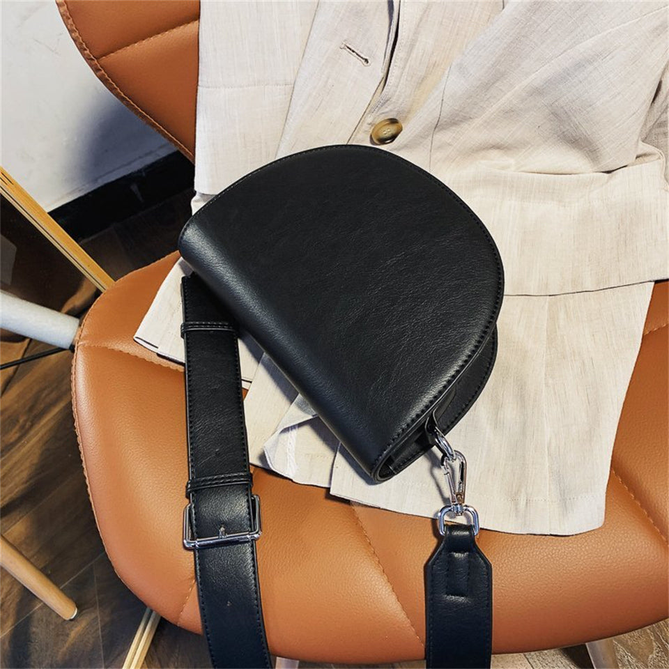 Petit sac bandoulière demi-lune en simili cuir