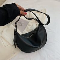 Sac demi-lune porté épaule en simili cuir lisse