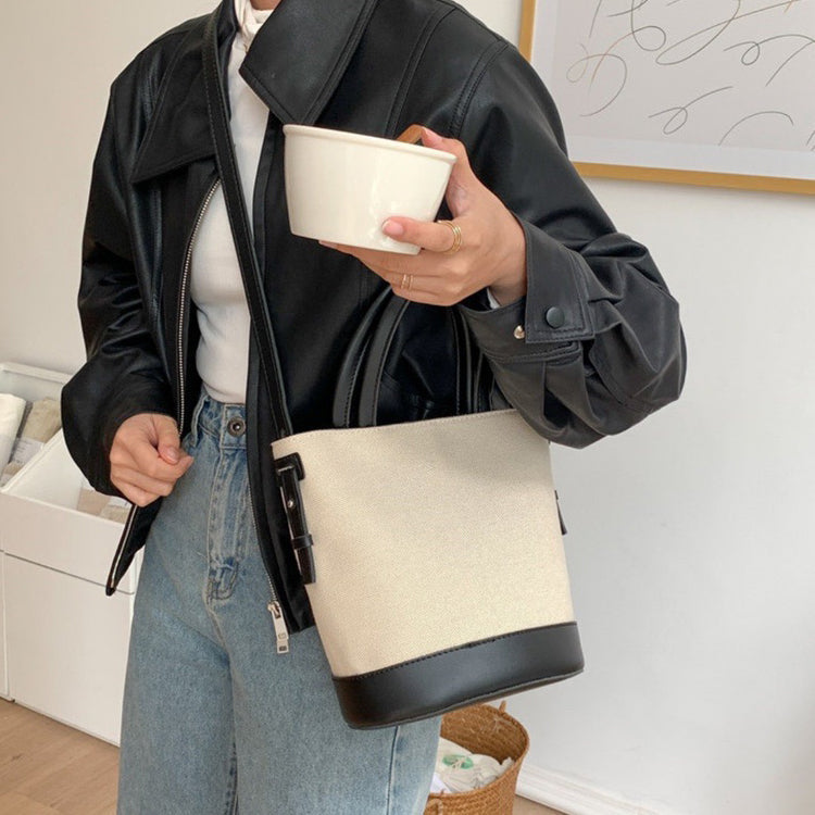 Sac seau en toile texturée à bandoulière réglable
