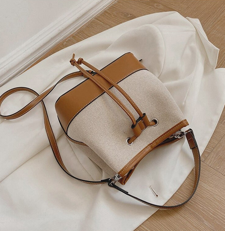 Petit sac seau en toile légère à cordon