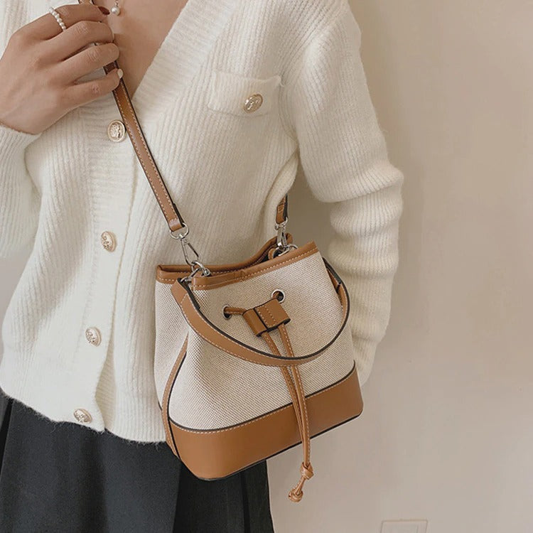 Petit sac seau en toile légère à cordon