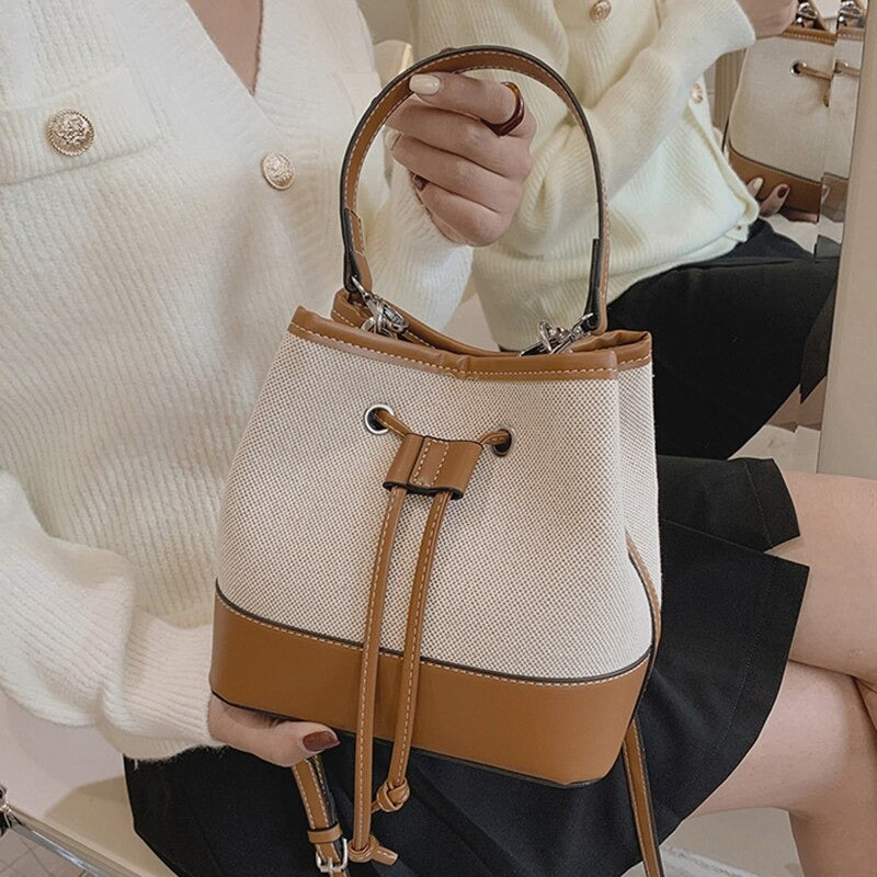 Petit sac seau en toile légère à cordon