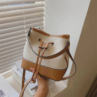 Petit sac seau en toile légère à cordon