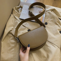 Petit sac bandoulière demi-lune en simili cuir