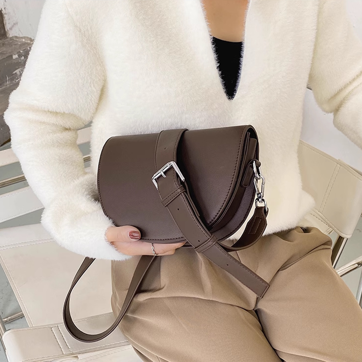 Petit sac bandoulière demi-lune en simili cuir