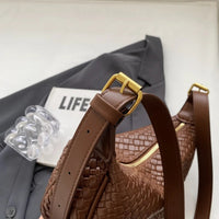Sac croissant en simili cuir à détail tressé