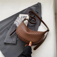 Sac croissant en simili cuir à détail tressé