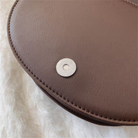 Petit sac bandoulière demi-lune en simili cuir